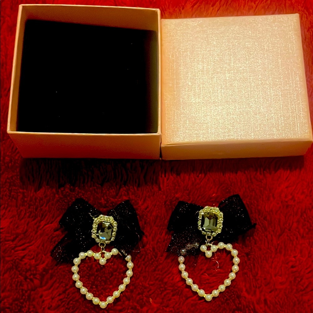Elegant Black and Gold Heart Earrings